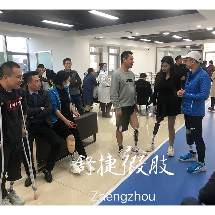 假肢裝配訓練中