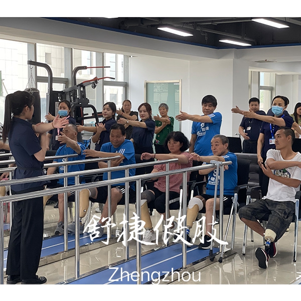 舒捷假肢小腿假肢患者訓練中