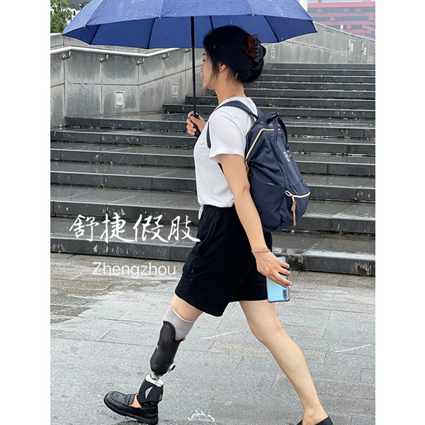 小腿假肢，穿戴行走步態優美